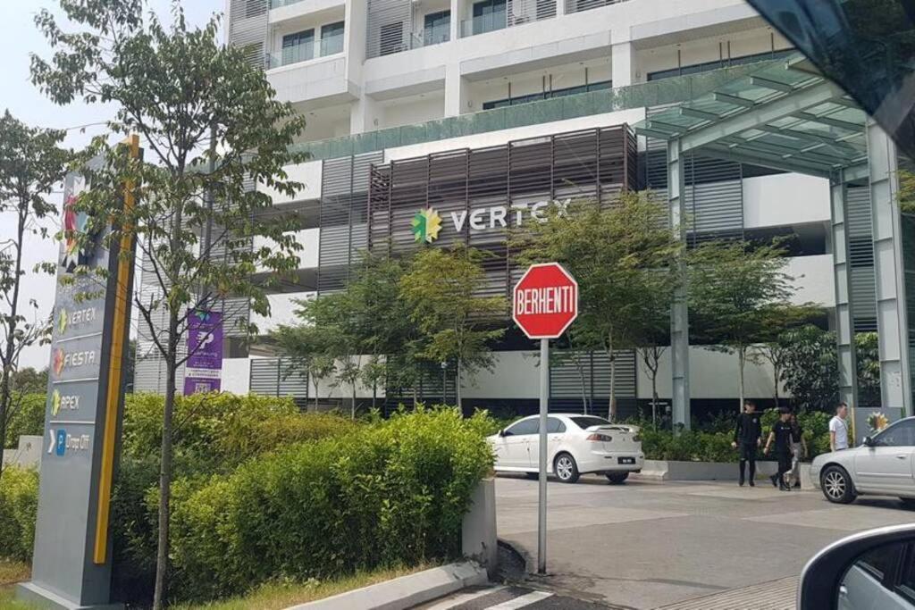 Cybersquare Lakeview With Netflix And Disney Hotstar Cyberjaya Exterior foto